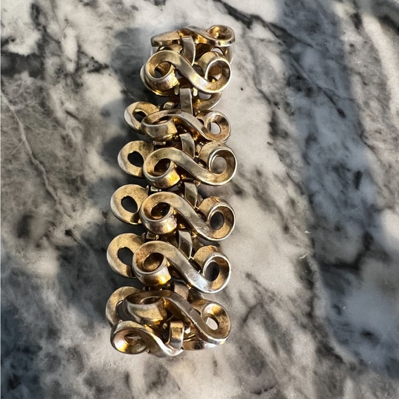 1960s Trifari Gold Tone Swirl Bracelet Fold Over clasp closure - Picture 5 of 14